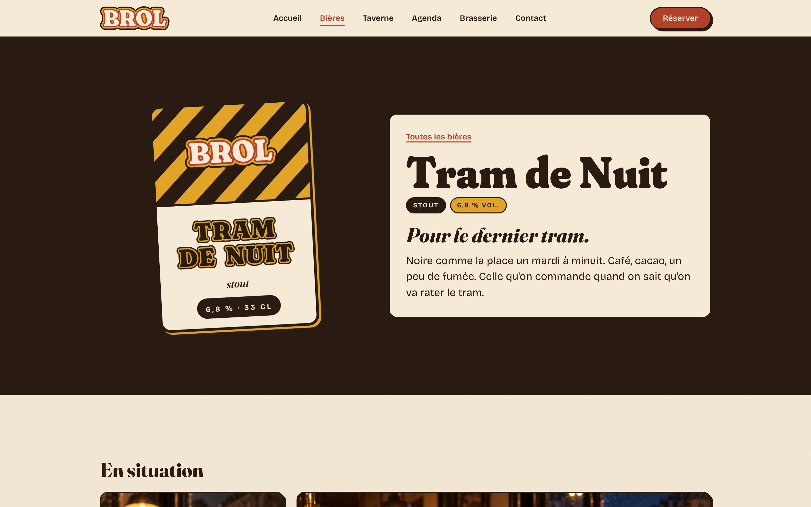 Fiche de la bière Tram de Nuit : grande étiquette à rayures jaunes et noires à gauche, nom, style, degré et description à droite, sur fond brun foncé.