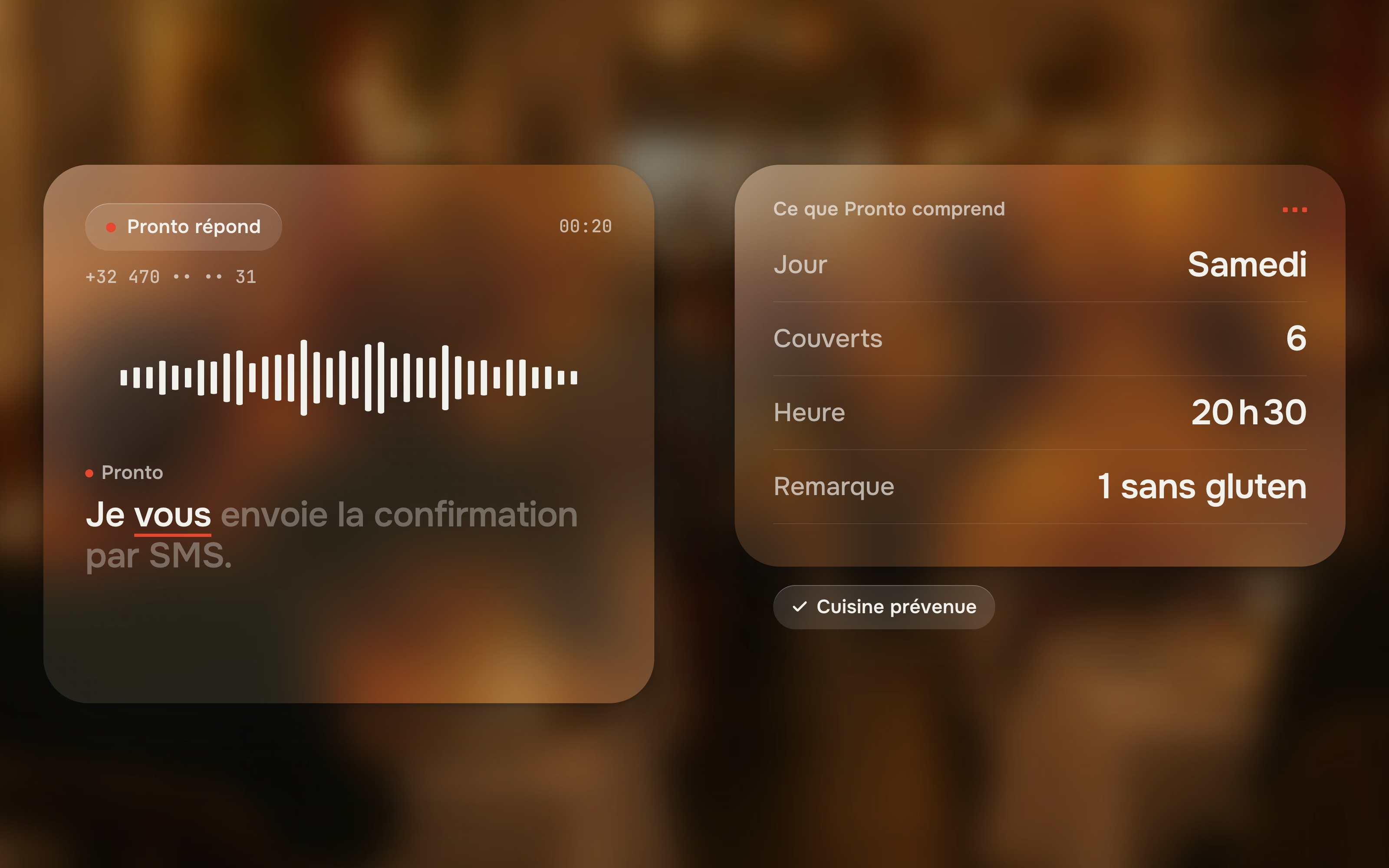 Écran partagé de l'appel : à gauche la carte d'appel en verre avec l'onde de la voix et la phrase « Je vous envoie la confirmation par SMS », à droite la carte « Ce que Pronto comprend » remplie (samedi, 6 couverts, 20 h 30, 1 sans gluten) et la pastille « Cuisine prévenue ».