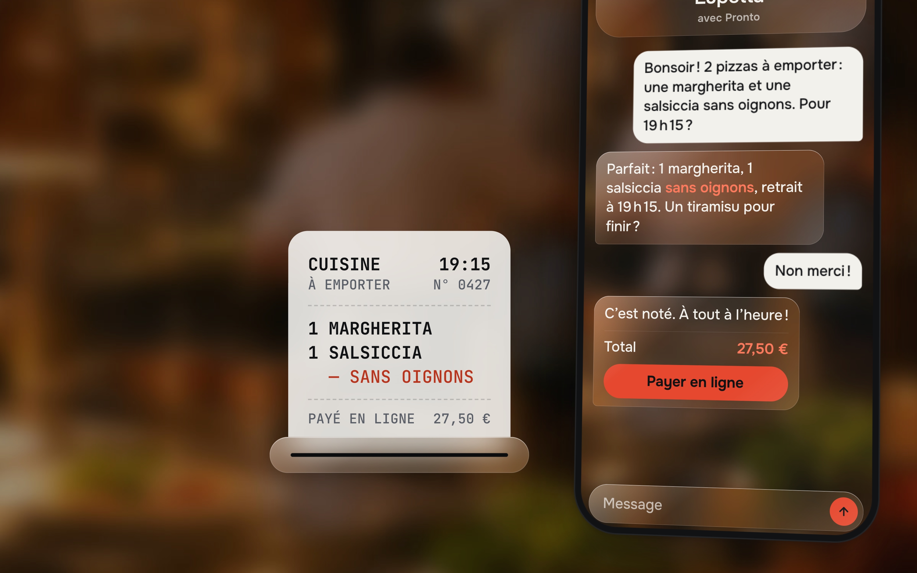 Une conversation de commande à emporter sur un téléphone sombre, avec le total de 27,50 € et un bouton « Payer en ligne », et à côté le ticket de cuisine qui sort : une margherita, une salsiccia sans oignons, retrait à 19 h 15.