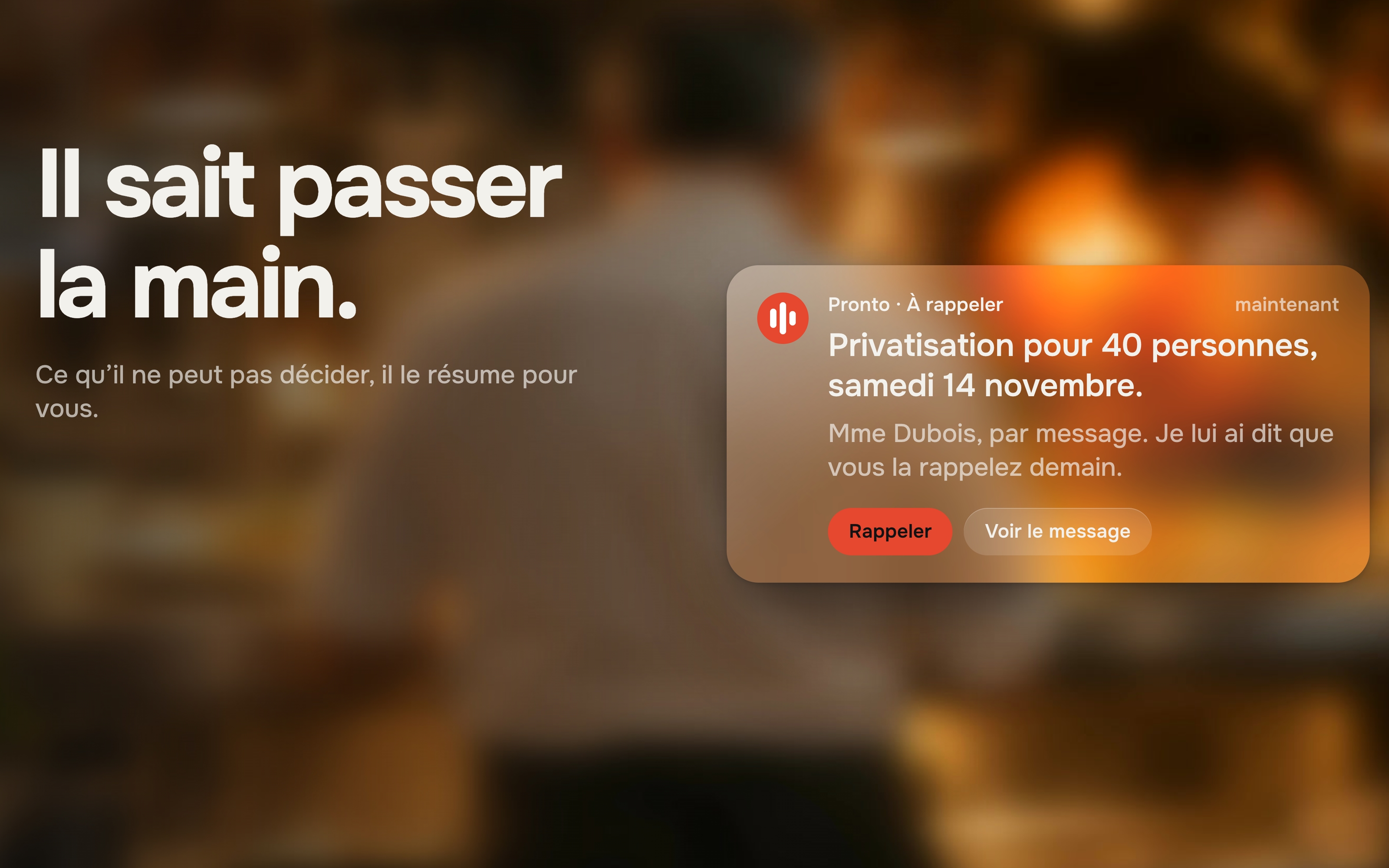 Le titre « Il sait passer la main. » à gauche et, à droite, une notification « Pronto · À rappeler » : privatisation pour 40 personnes le samedi 14 novembre, avec les boutons Rappeler et Voir le message, sur une cuisine floue.