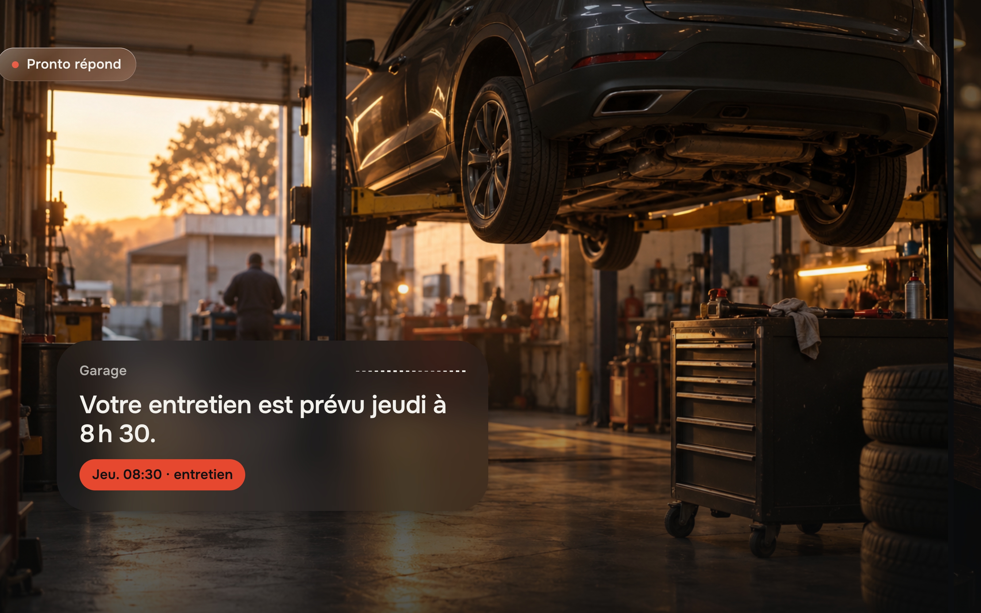 Un atelier de garage au coucher du soleil, une voiture sur le pont élévateur, et la carte de Pronto : « Votre entretien est prévu jeudi à 8 h 30 », rendez-vous d'entretien.