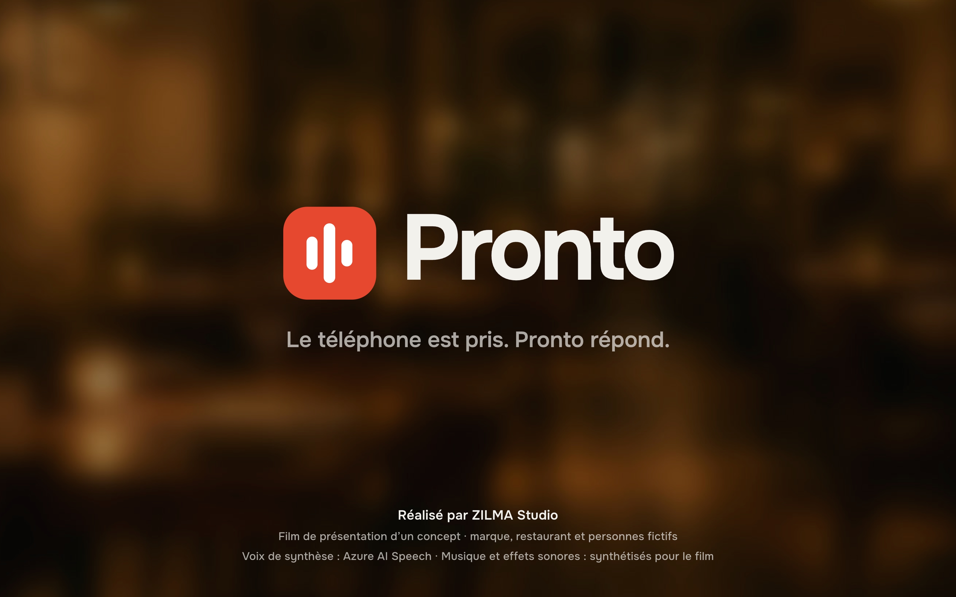 Carton de fin : le logo de Pronto, un carré rouge tomate et trois barres d'onde, la phrase « Le téléphone est pris. Pronto répond. » et les crédits, sur la lumière floue de la salle.