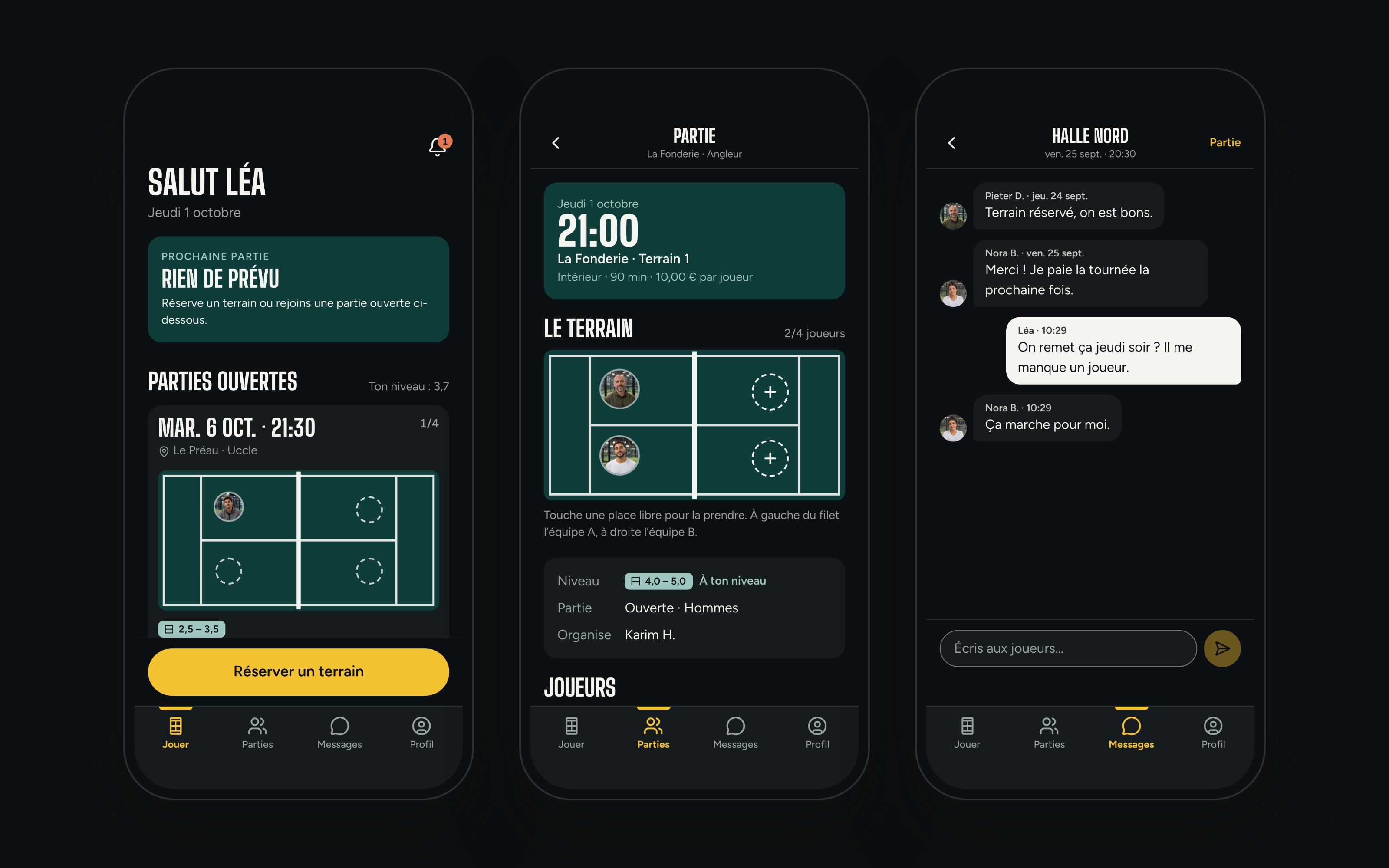 Trois écrans de l'app en thème sombre : accueil avec les parties ouvertes, détail d'une partie sur le terrain vu de dessus, fil de discussion entre joueurs.
