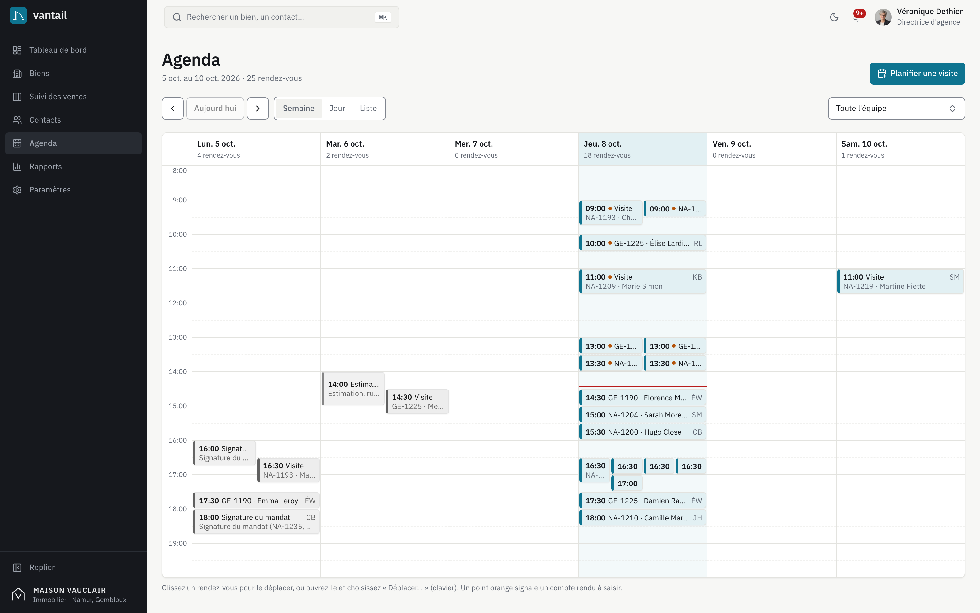Agenda de la semaine du lundi au samedi : les visites et rendez-vous de l'équipe placés heure par heure, avec les initiales de l'agent sur chaque visite et une ligne rouge pour l'heure actuelle.